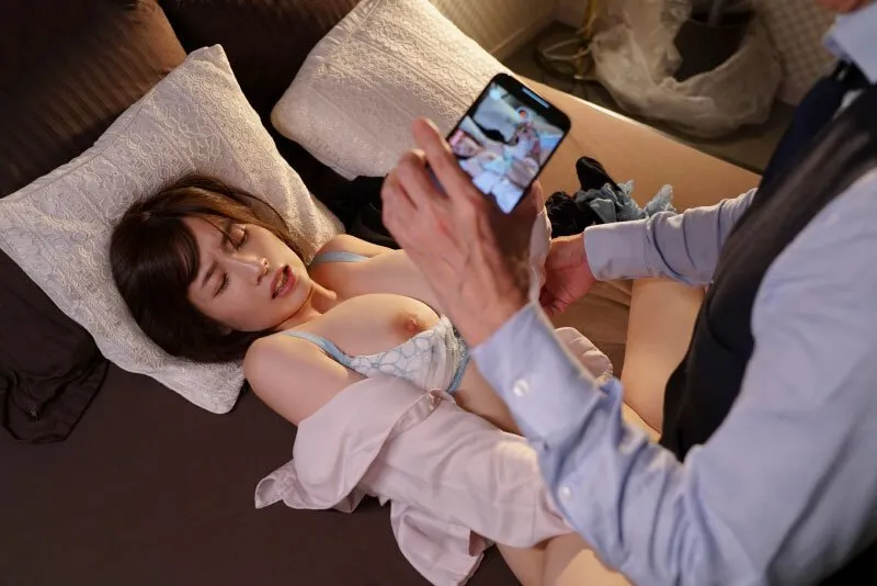Cấp trên chuốc thuốc em thư ký bắt quan hệ cả đêm khi đi công việc xa