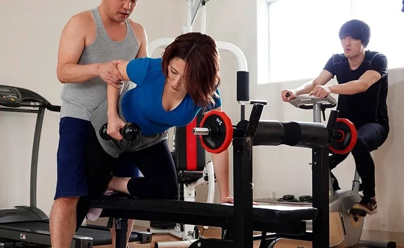 Anh xã phát hiện cô vợ vụng trộm với huấn luyện viên thể hình