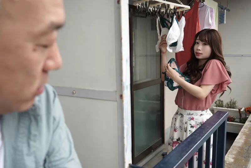 Gã cạnh bên nhà chuyên soi mói và cặp bà xã ông chồng thường xuyên rên la quá to