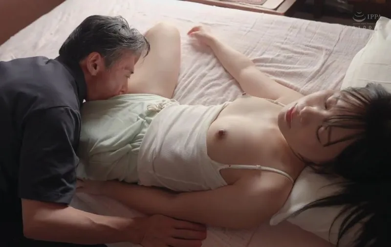 Bố già tích cực vét máng đứa con mèo nhỏ lâu ngày về quê giờ đã trưởng thành