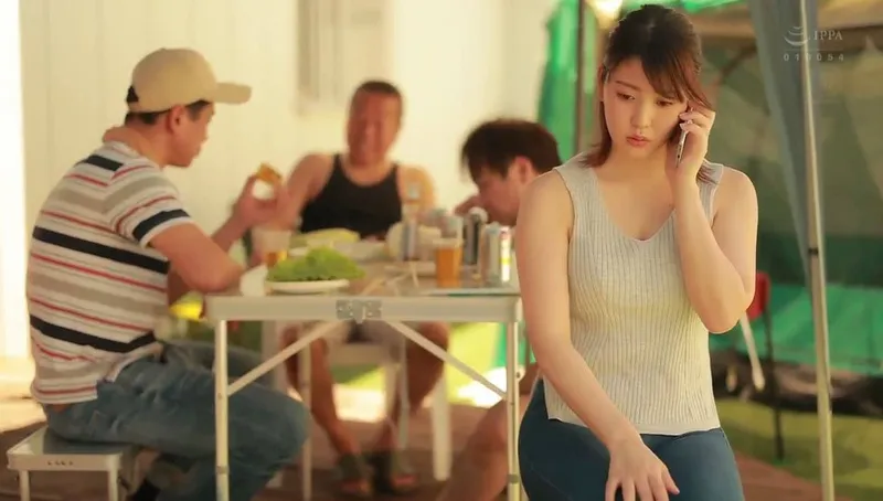 Gã chồng khờ để người vợ tham gia sự kiện cắm trại với mấy gã nhà đối diện và cái kết
