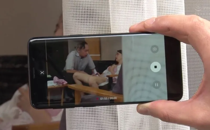 Bạn gái của con trai gian díu với bố Anh xã bị gã sếp khu phố phát hiện